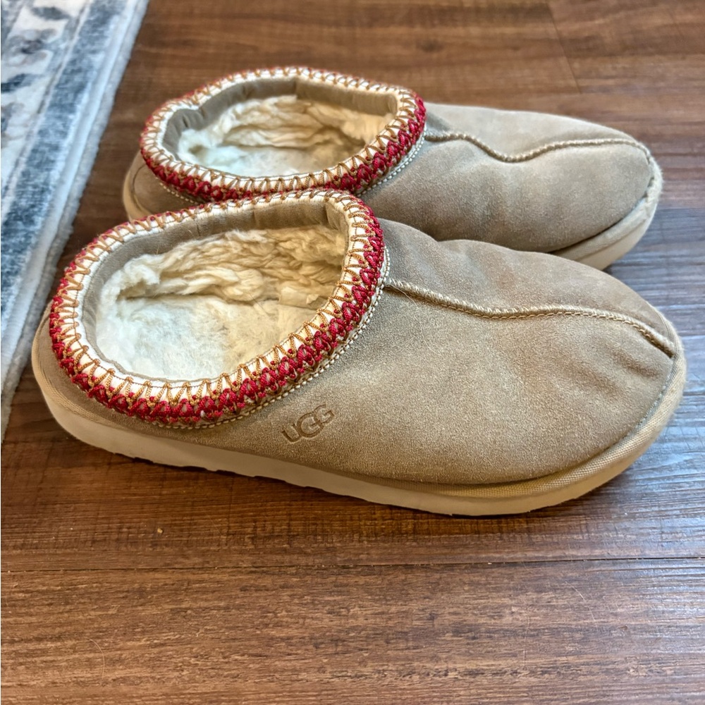 UGG Tasman size 6 Cream Shearling-Lined Slip-On Clog